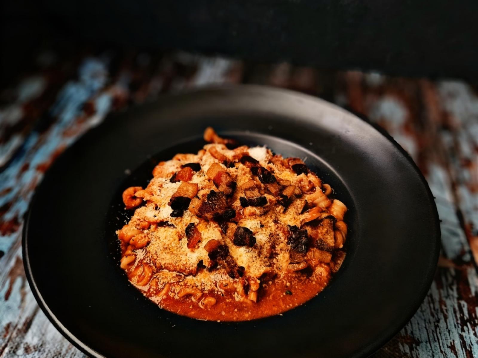 Amatriciana z pikantną pastą z suszonych pomidorów