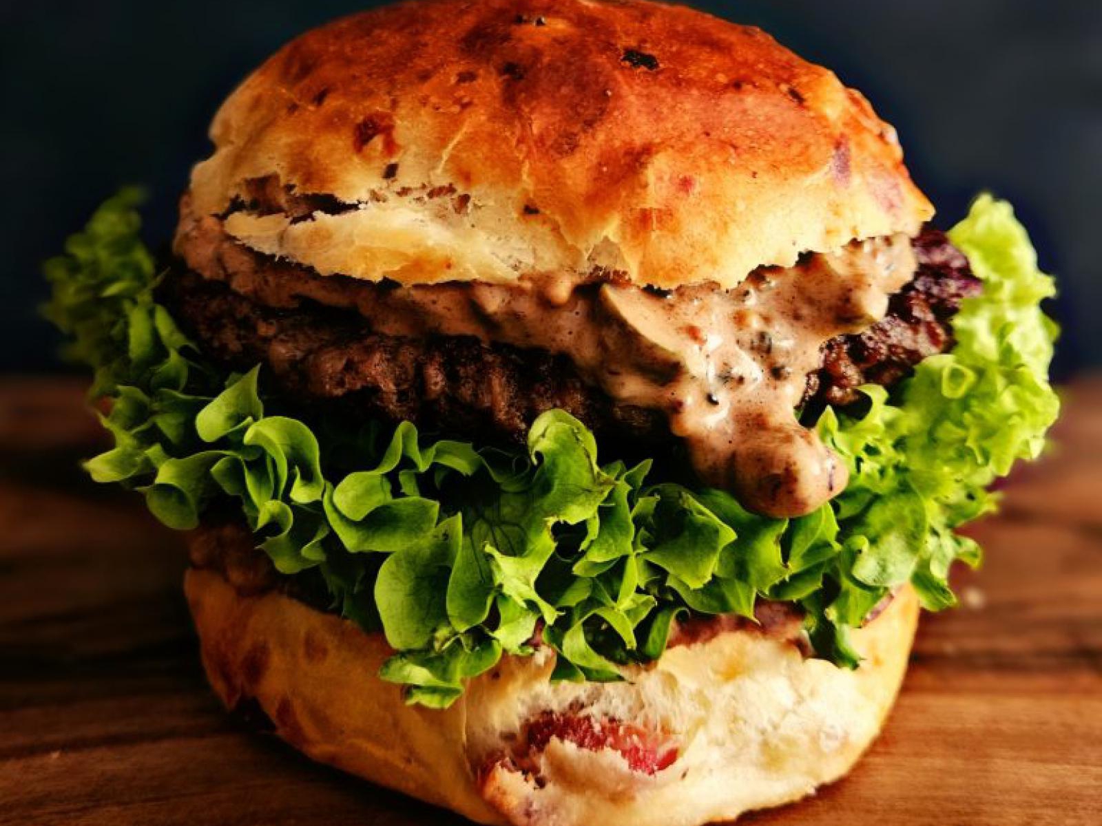 Burger na brioche z bekonem i mozzarellą