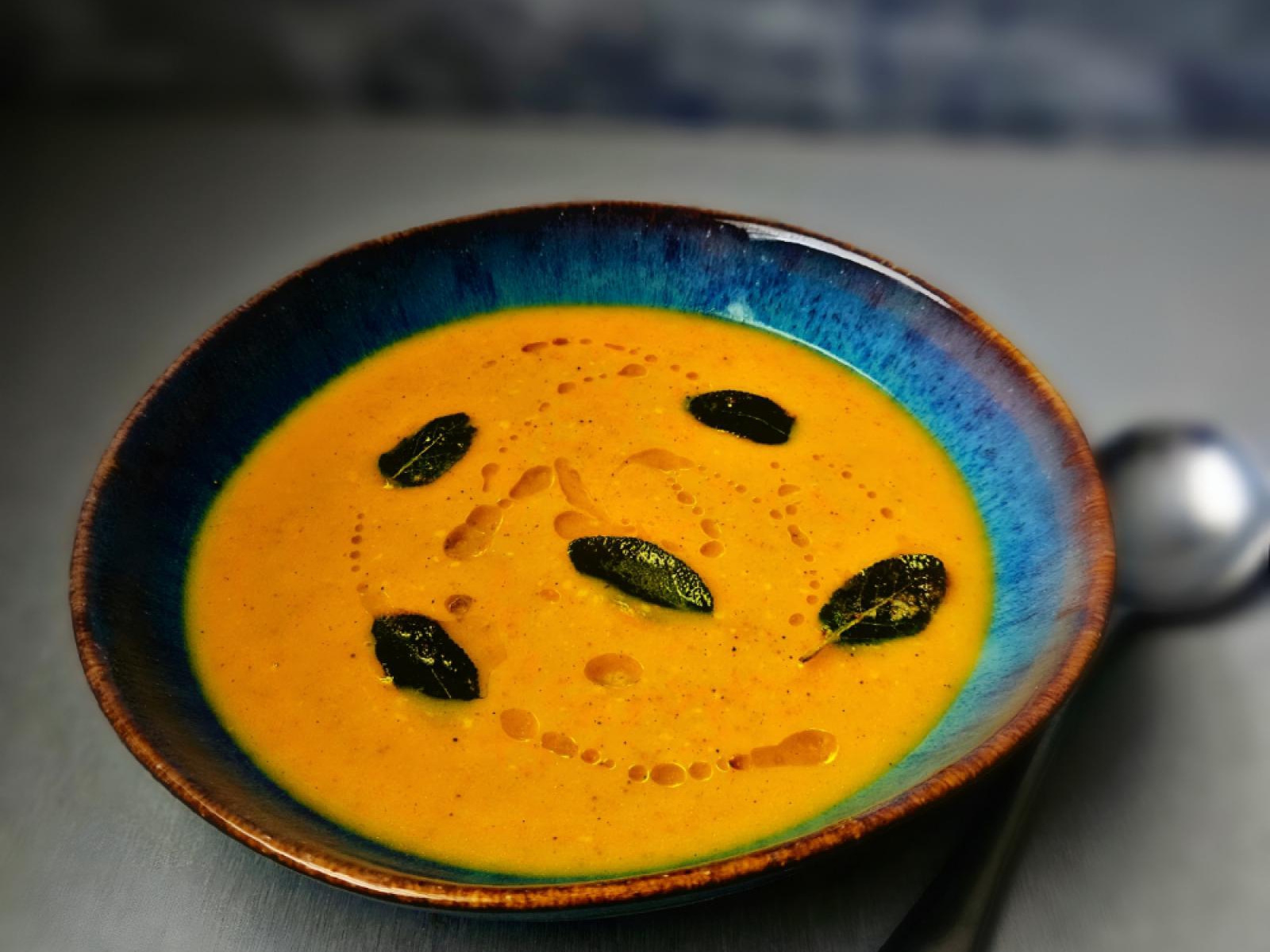 Vellutata di zucca – włoska zupa krem z dyni, szałwią i Parmigiano Reggiano
