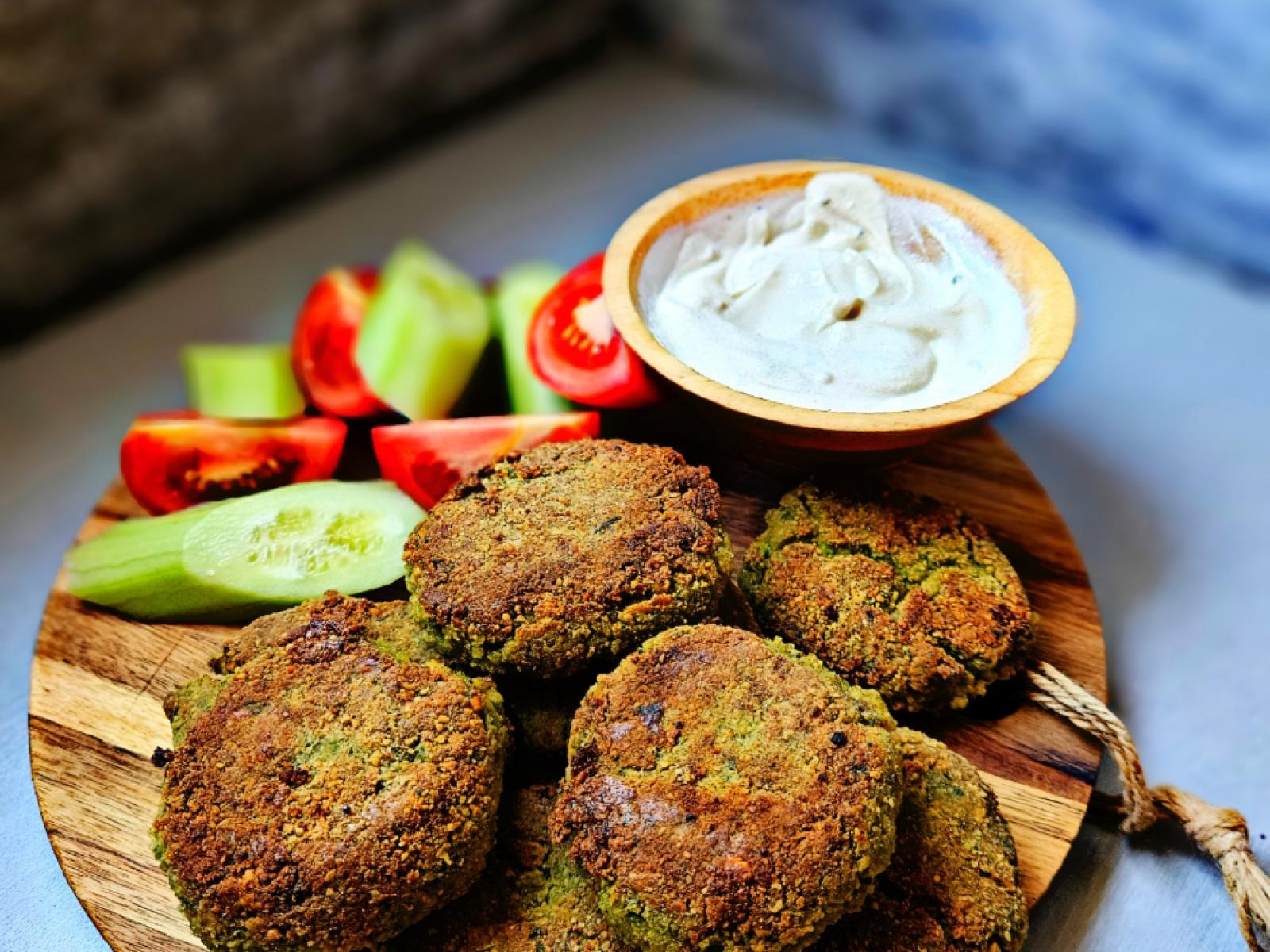 Falafel z ciecierzycy z sosem tahini | Podróż bez biletu #4