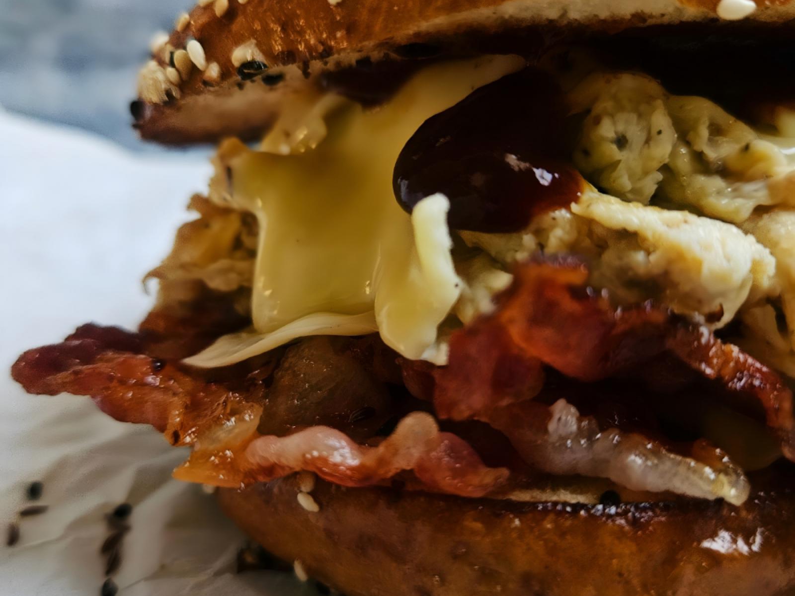 American Bagel Sandwich – bajgiel śniadaniowy w stylu nowojorskim