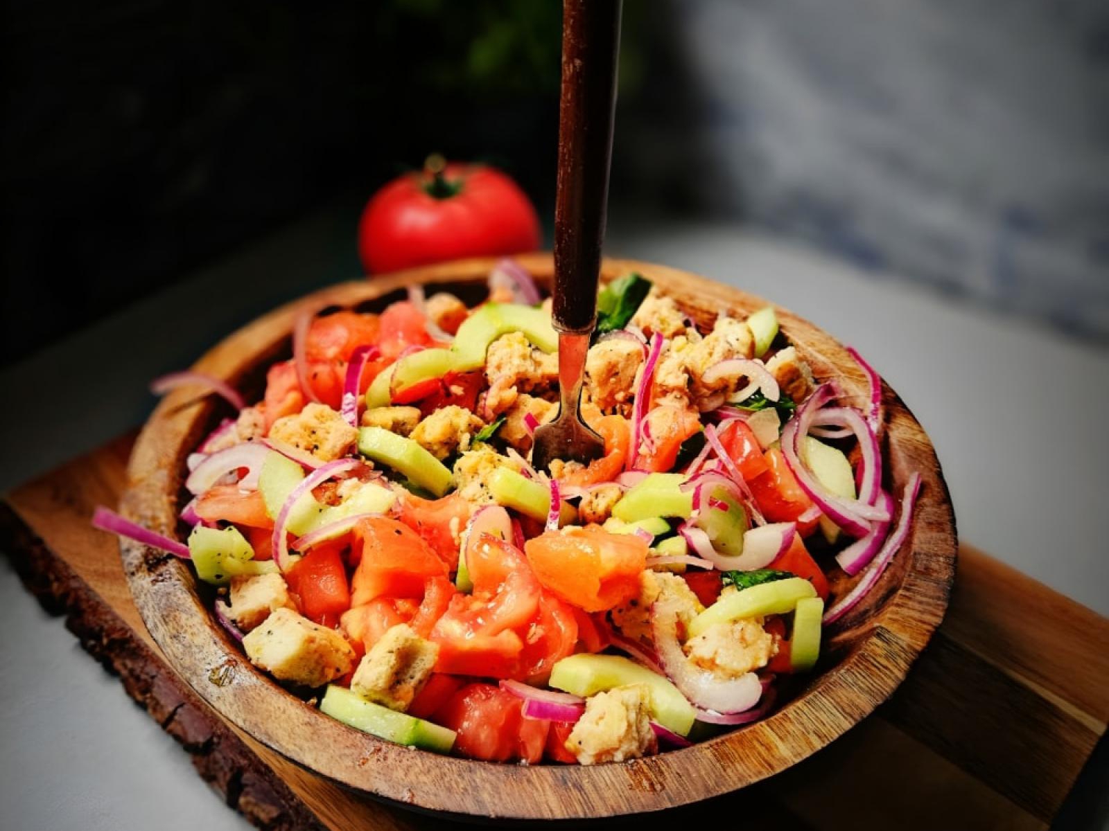 Panzanella z grzankami Mamut i oliwą ILUVIA | Toskańska sałatka