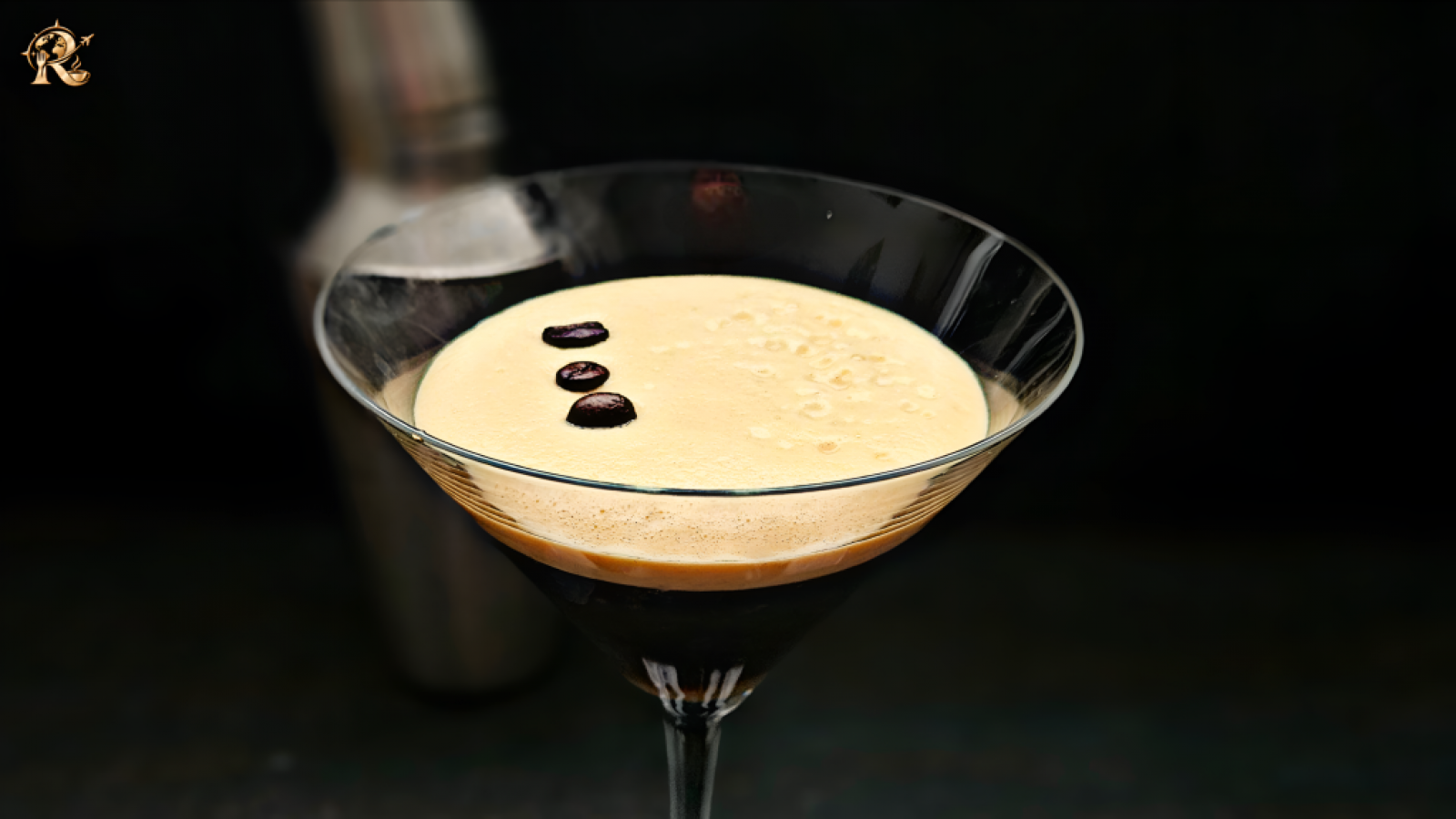 Caffè shakerato. Włoska kawa na zimno z shakera