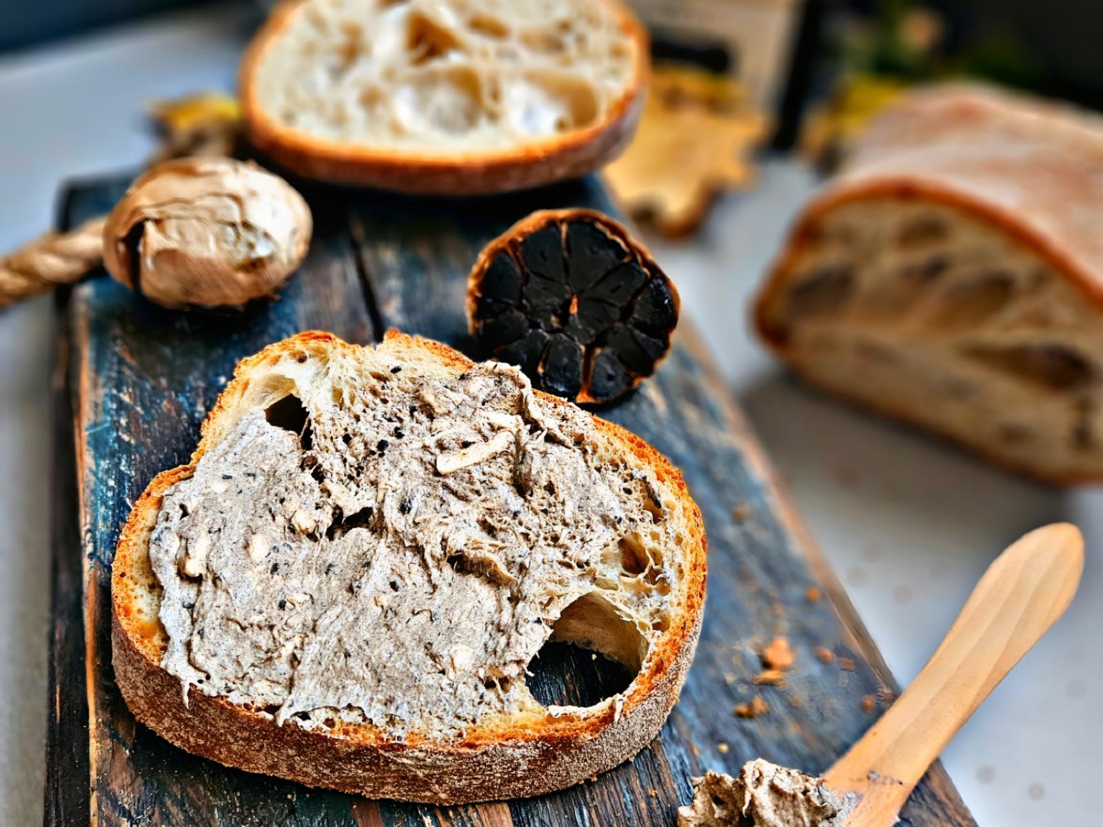 Stracciatella z czarnym czosnkiem na rustykalnym chlebie
