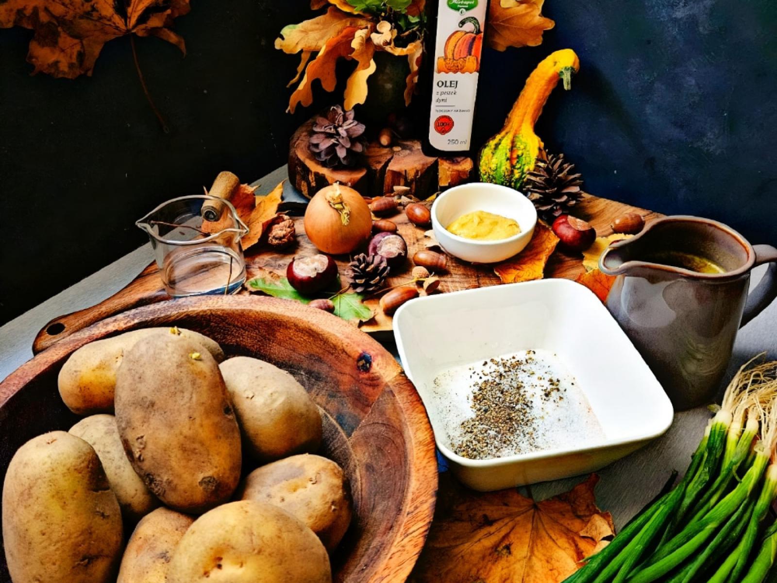 Erdäpfelsalat. Austriacka sałatka ziemniaczana z olejem z pestek dyni Herbapol