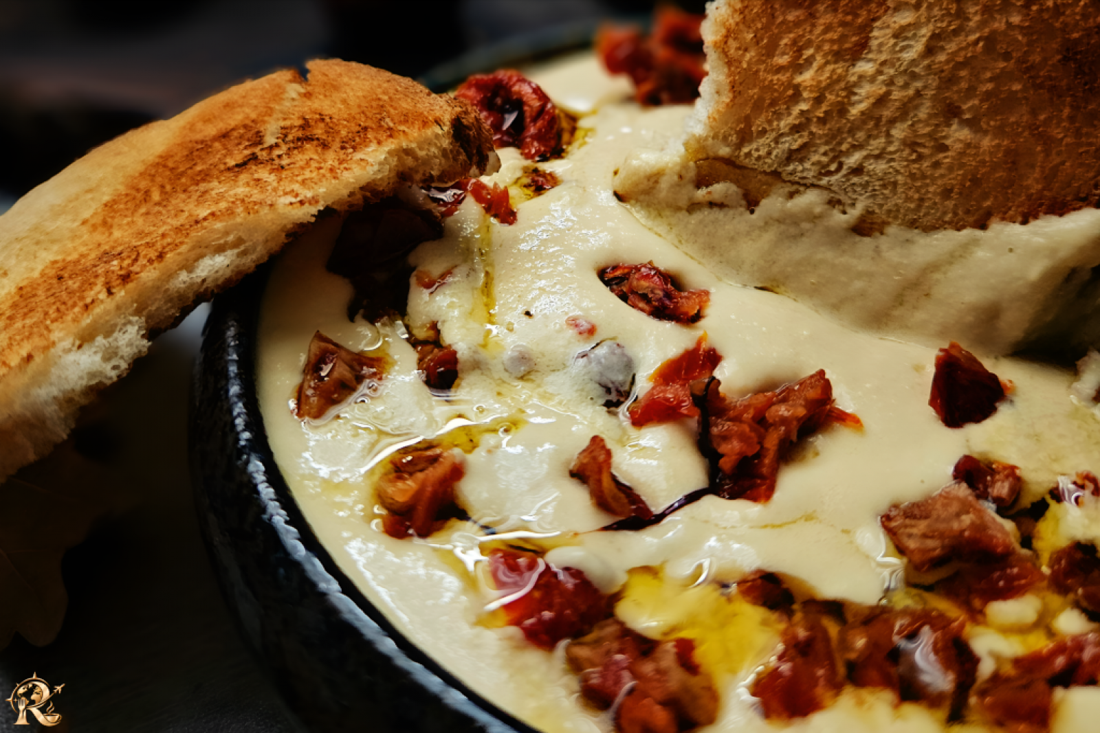 Hummus z suszonymi pomidorami i olejem z czarnuszki. Smaki Lewantu po mojemu