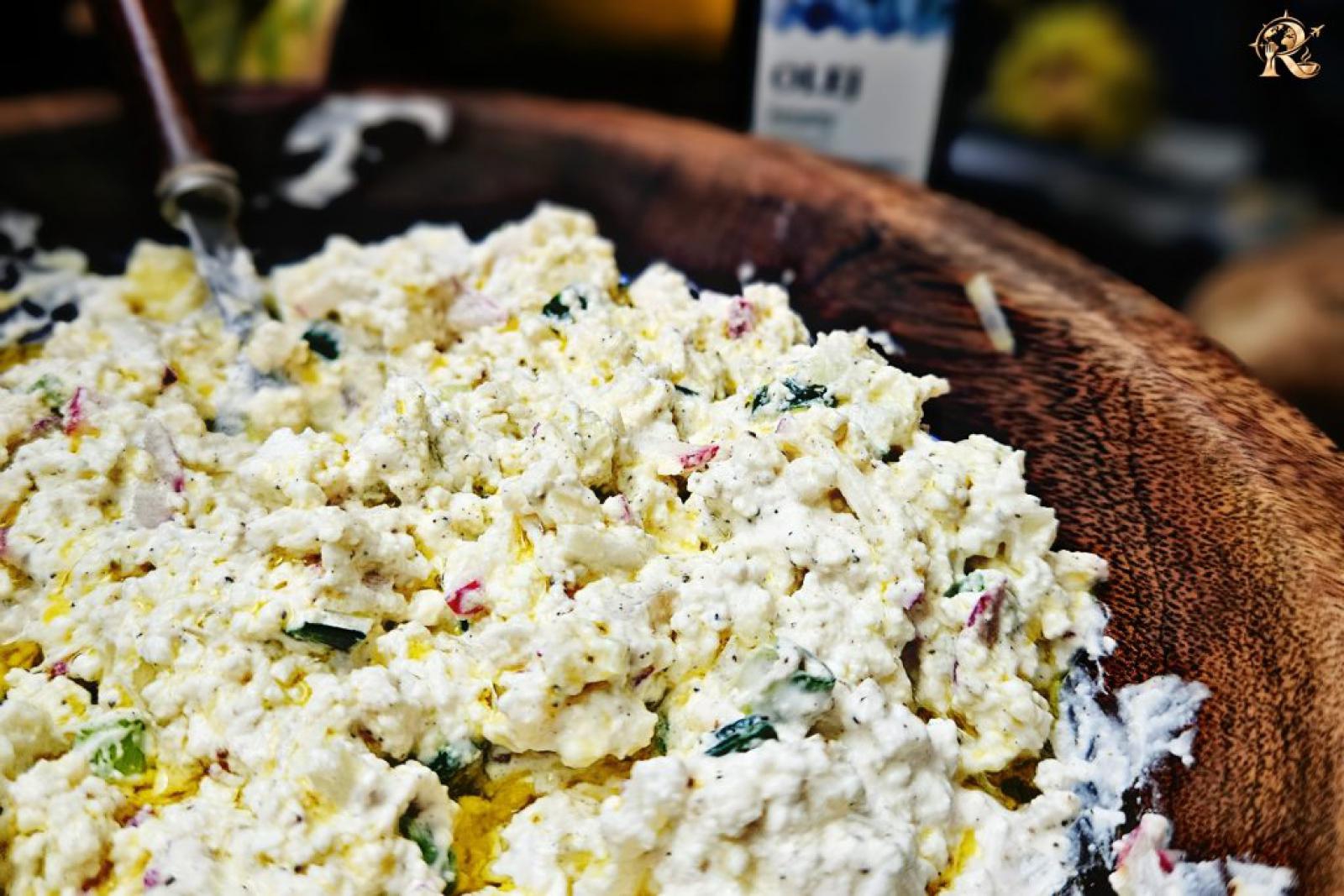 Twaróg z olejem lnianym i rzodkiewką. Quark mit Leinöl