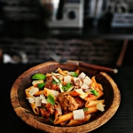 Penne z klopsami w sosie...