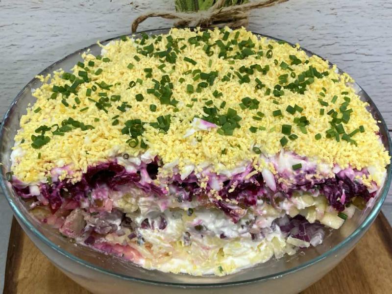 Sałatka warstwowa ze śledziem i buraczkami