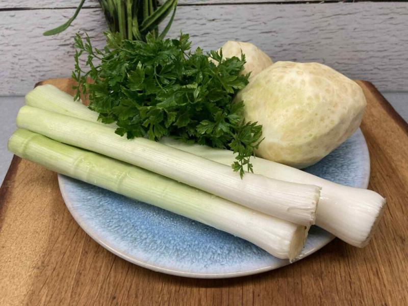 Surówka selerowo porowa