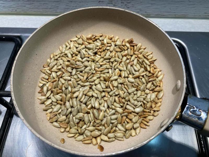 Sałatka śledziowa z suszonymi pomidorami i słonecznikiem