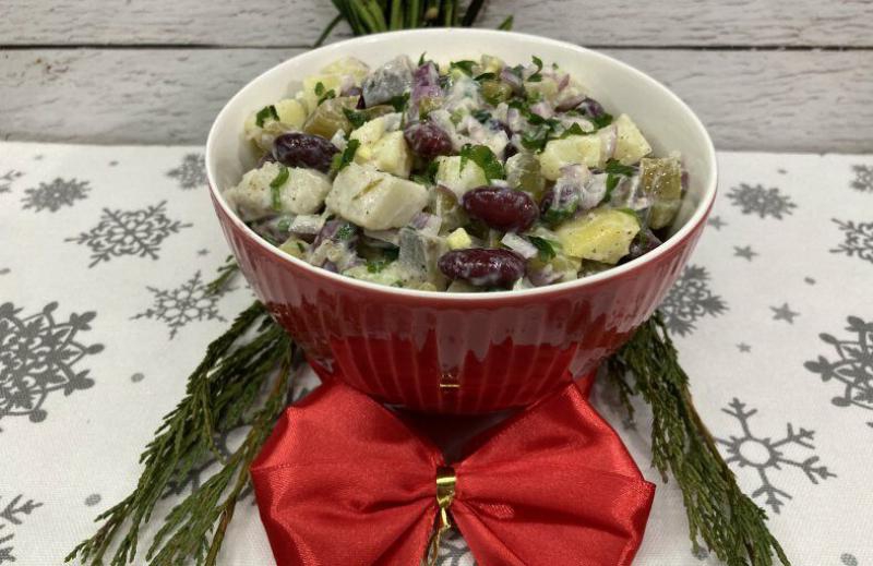 Sałatka śledziowa z fasolką czerwoną