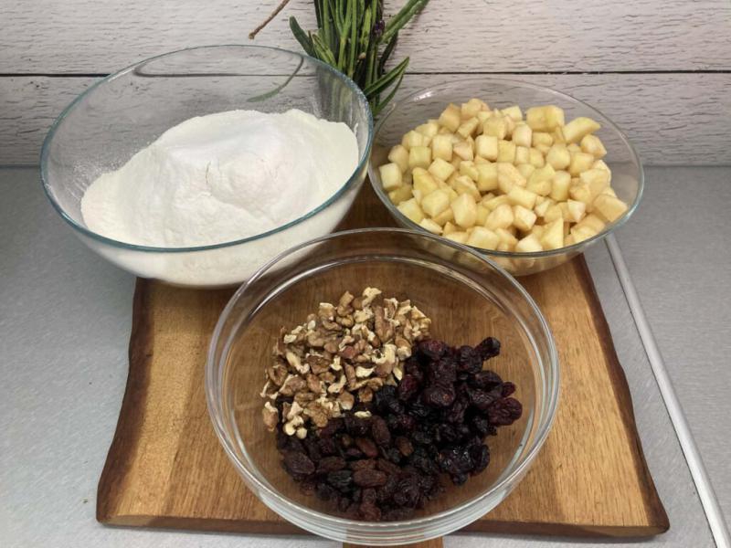 „Salceson” proste ciasto  z bakaliami i jabłkami