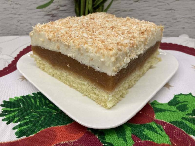 Jabłecznik z  budyniem i wiórkami kokosowymi