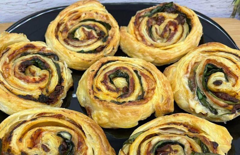 Ślimaczki z ciasta francuskiego ze szpinakiem