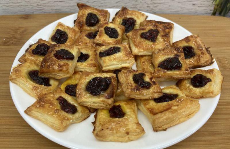 Błyskawiczne ciasteczka z ciasta  francuskiego z dżemem