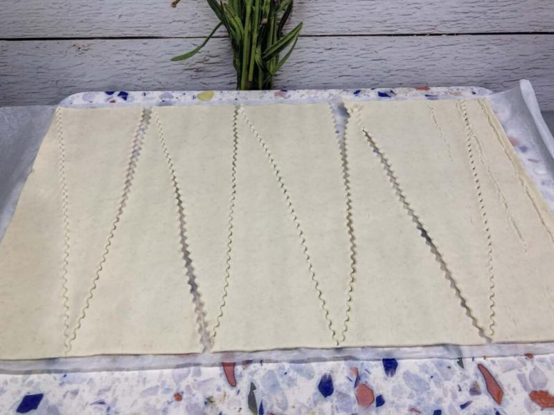 Mini rogaliki z ciasta francuskiego z łososiem i serkiem