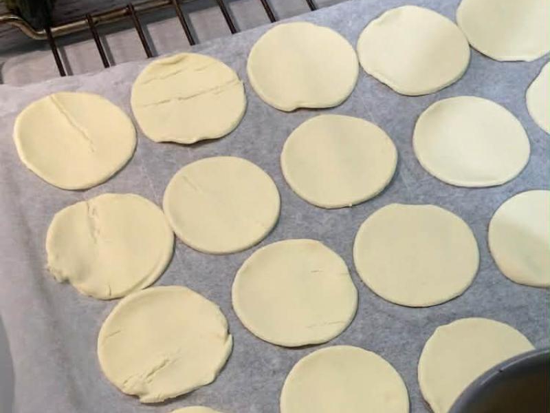 Mini kanapeczki z ciasta francuskiego