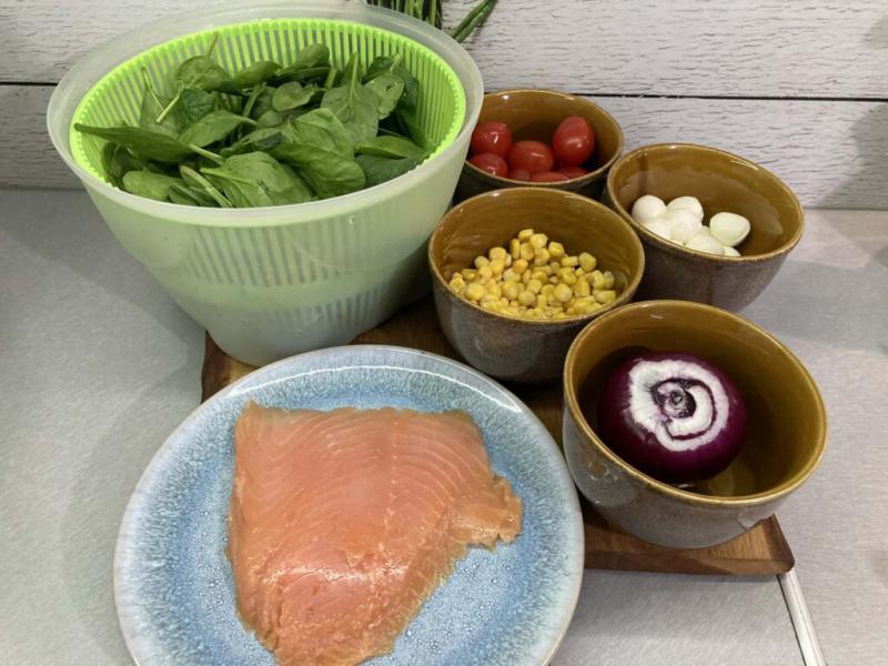 Szybka sałatka ze szpinakiem, łososiem i mozzarellą