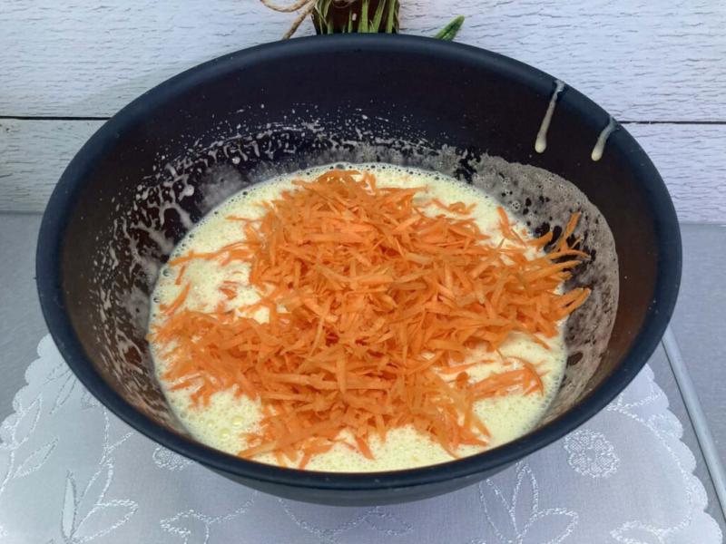 Tort marchewkowy z bitą śmietaną i prażonymi migdałami