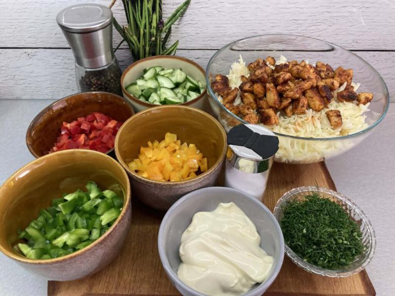 Sałatka makaronowa z kurczakiem i warzywami