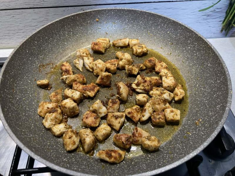 Szybka sałatka z selerem naciowym, kurczakiem i żurawiną