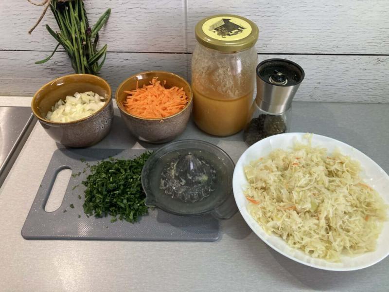 Surówka z kapusty kiszonej na ciepło z miodem