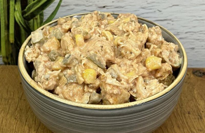 Sałatka z kurczakiem, ogórkiem kiszonym i kapustą pekińską