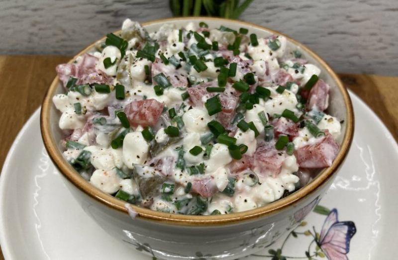 Szybka sałatka z serkiem wiejskim