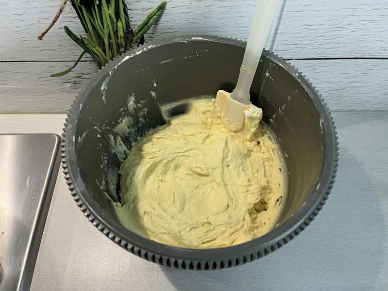 Sernik na ucieranym spodzie