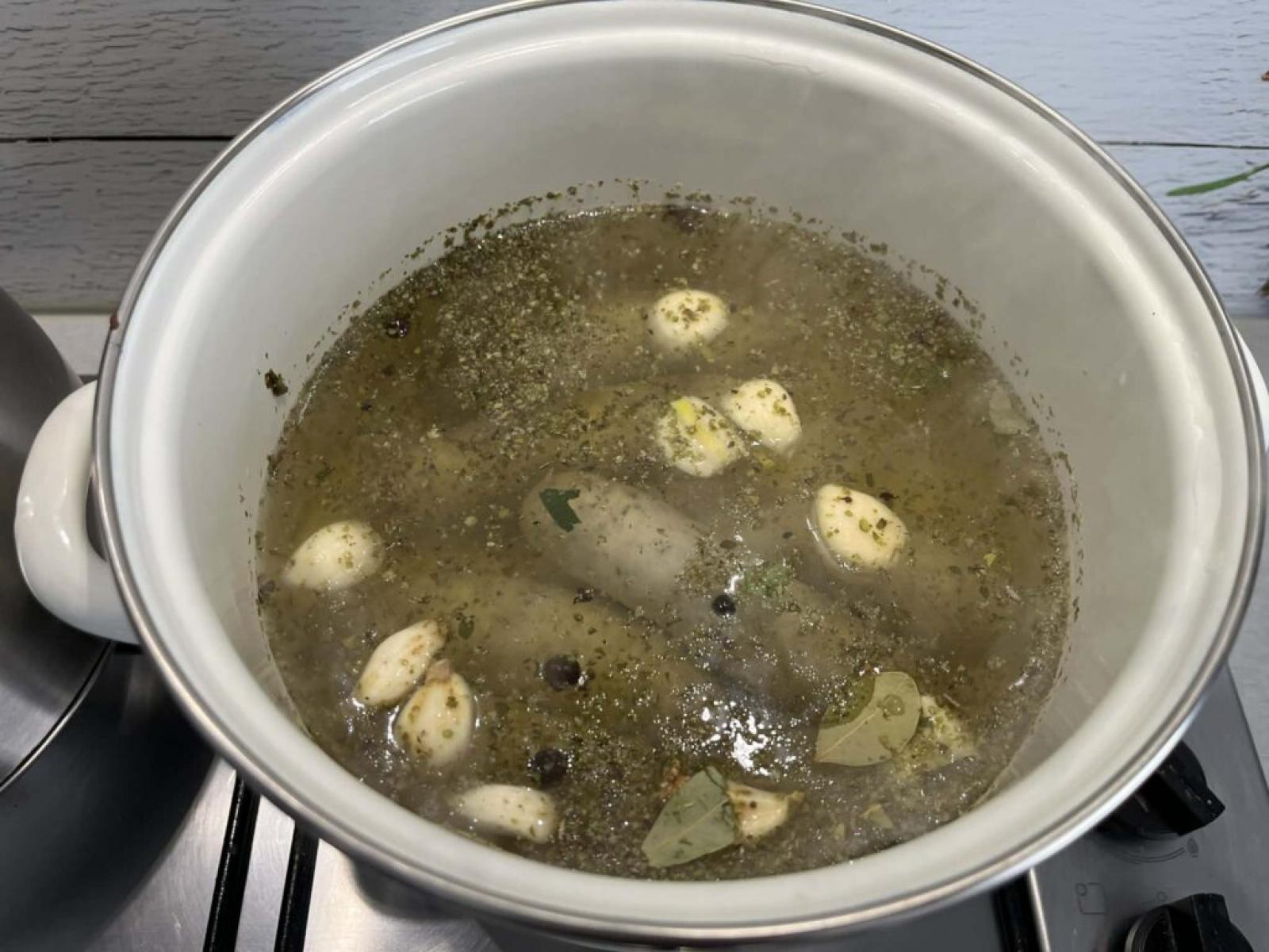 Biała kiełbasa w sosie chrzanowo musztardowym