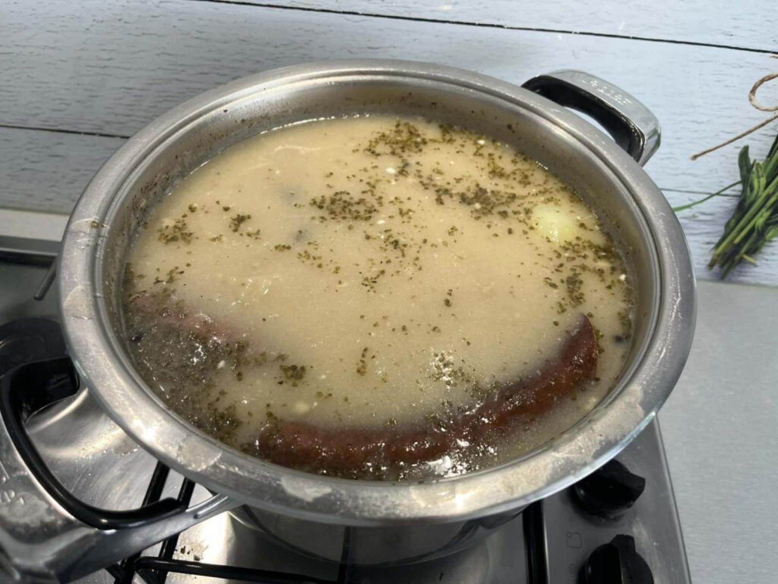 Żurek z jajkiem i kiełbasą