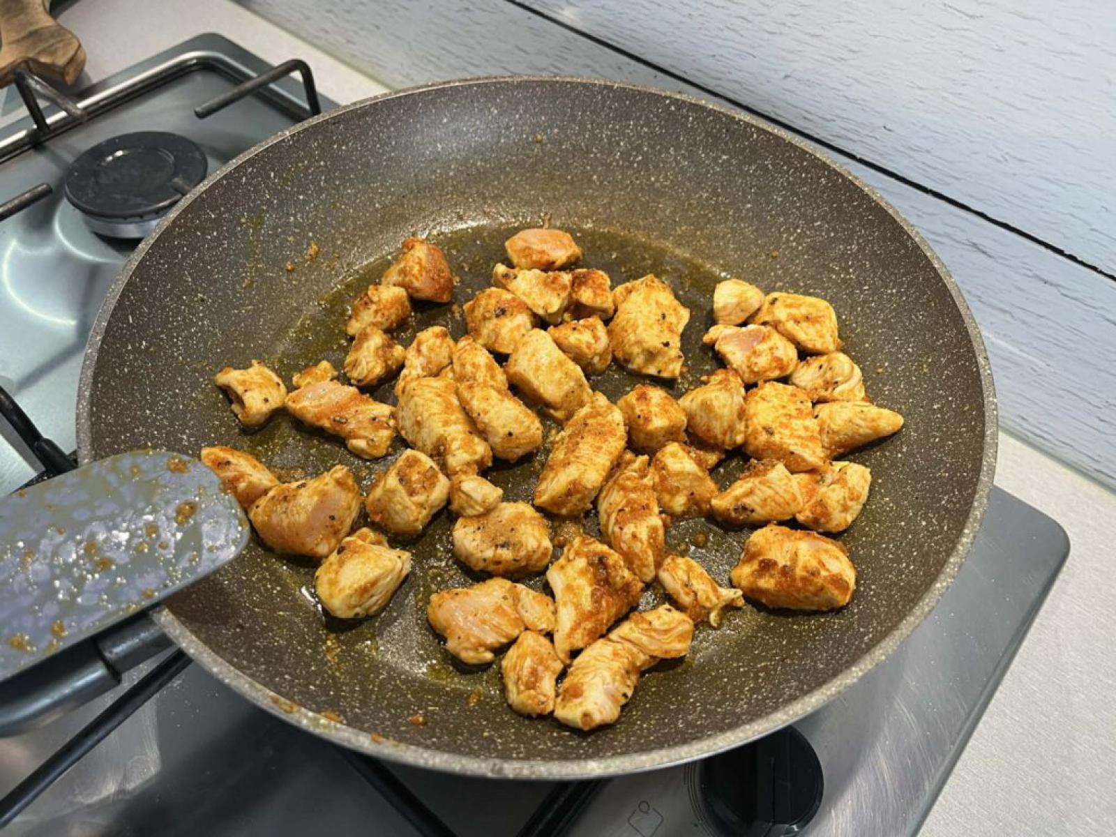 Makaron z kurczakiem, szpinakiem i suszonymi pomidorami