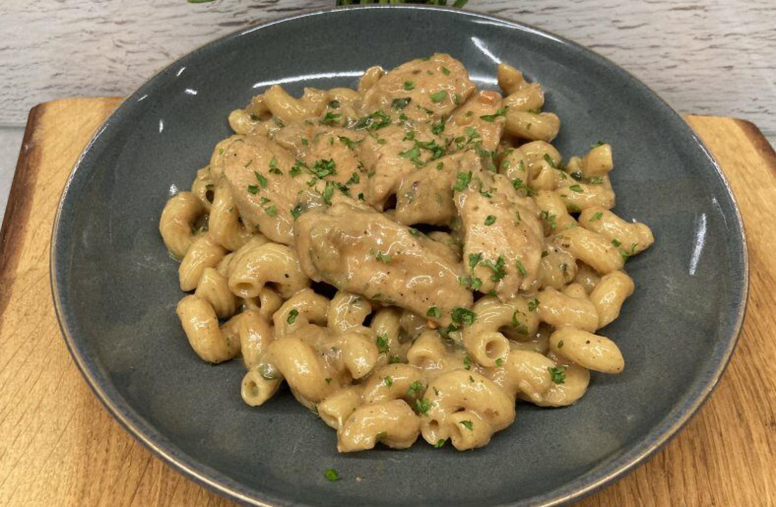 Makaron z kurczakiem w sosie śmietanowym