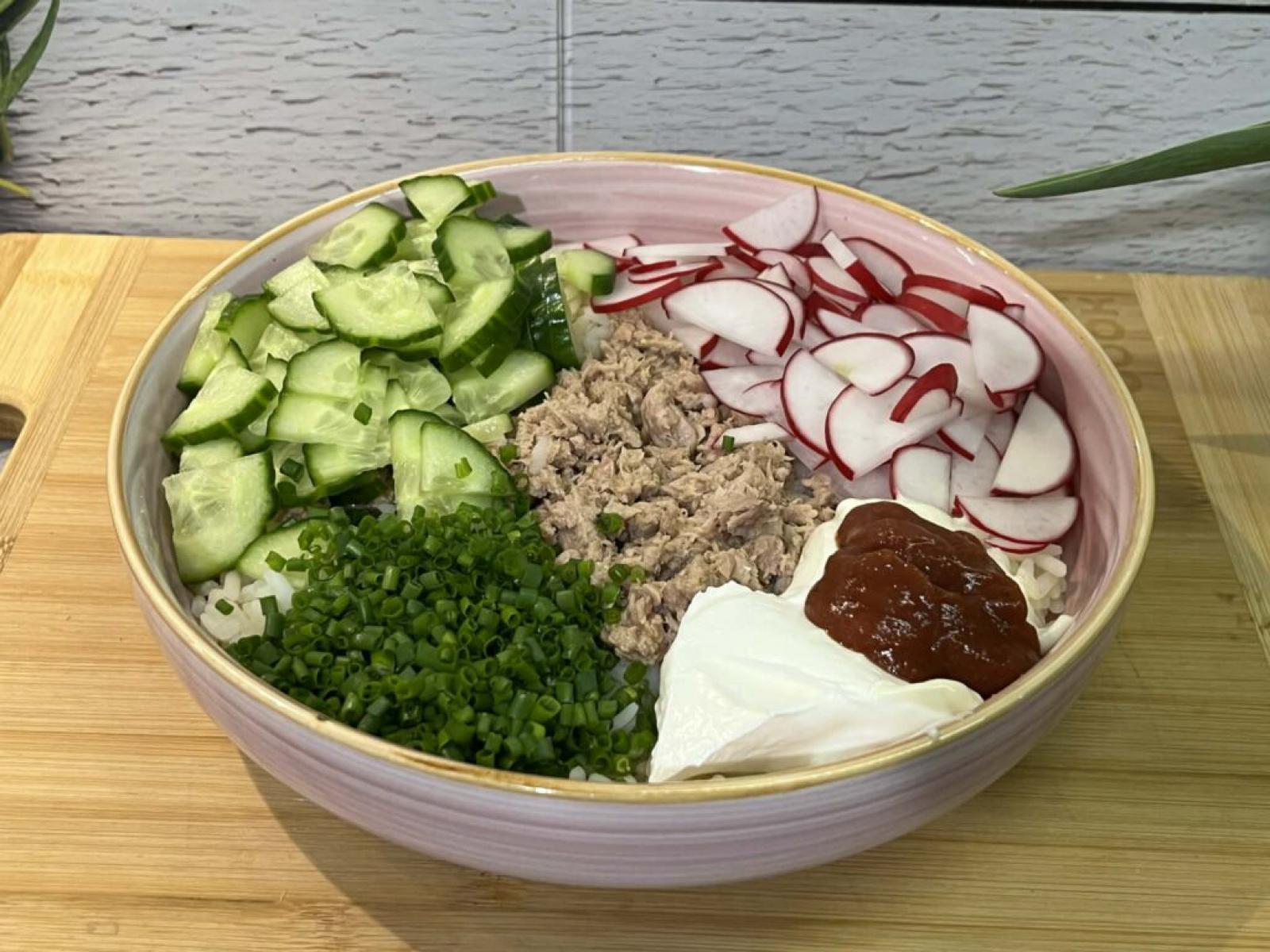 Sałatka z ryżem i tuńczykiem