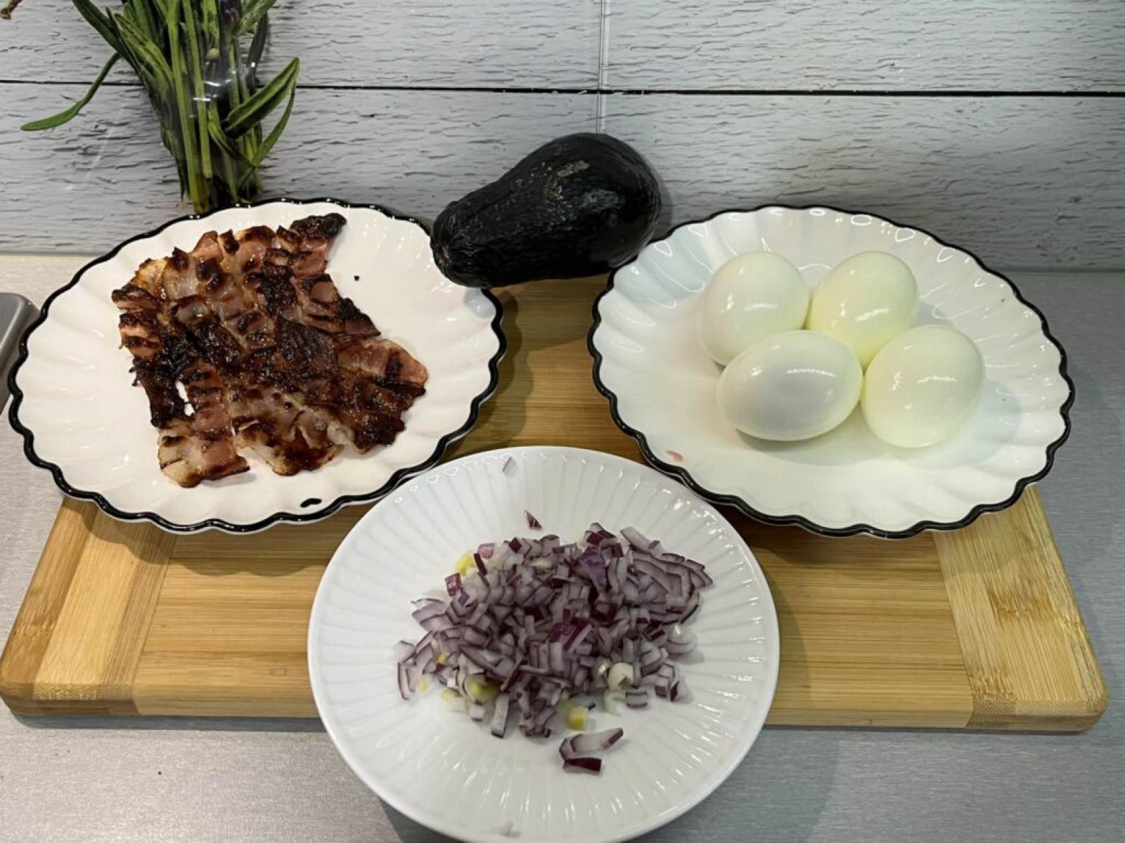 Pasta z awokado, jajkiem i bekonem-szybki przepis
