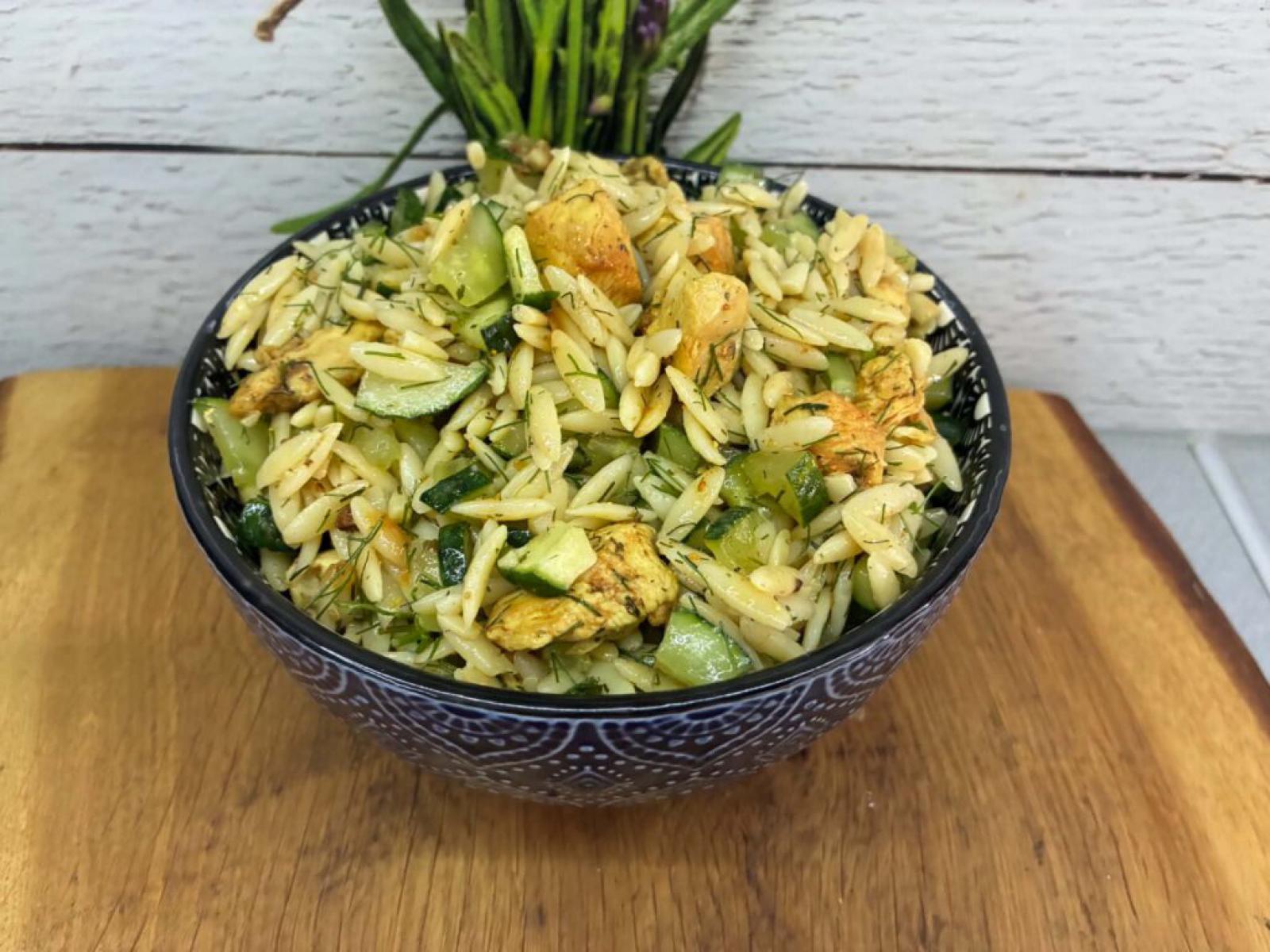 Sałatka z makaronem orzo