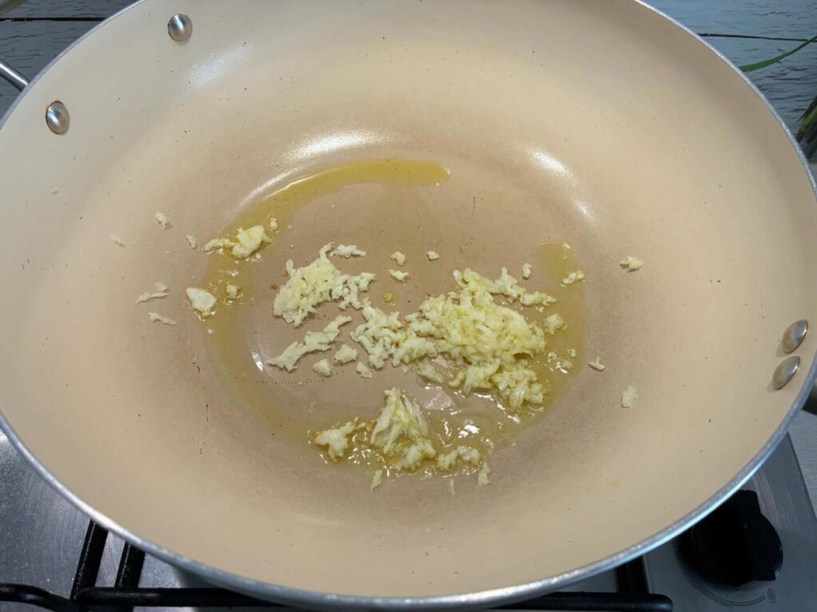 Makaron z bobem, fetą i koperkiem