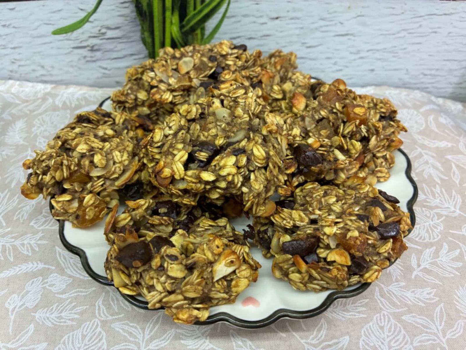 Ciasteczka owsiane z bananem, czekoladą i morelami – zdrowe, miękkie i bez dodatku cukru