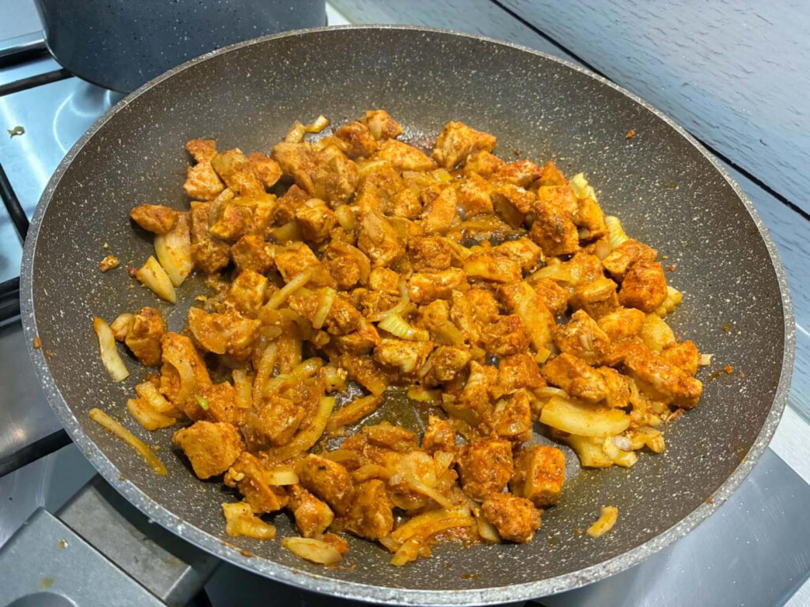 Makaron tagliatelle z kurczakiem i cukinią w kremowym sosie