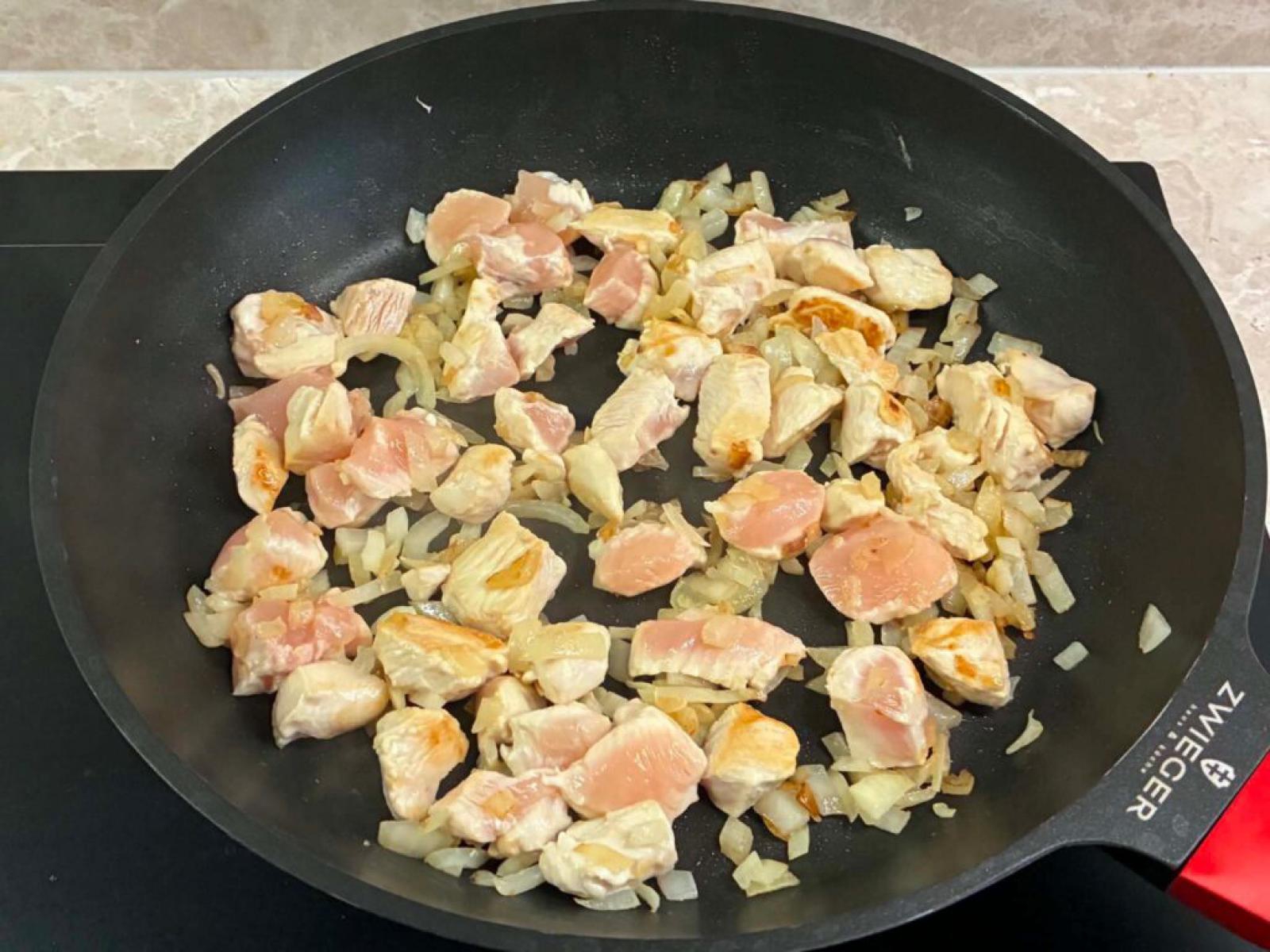 Makaron z kurczakiem i kurkami w kremowym sosie