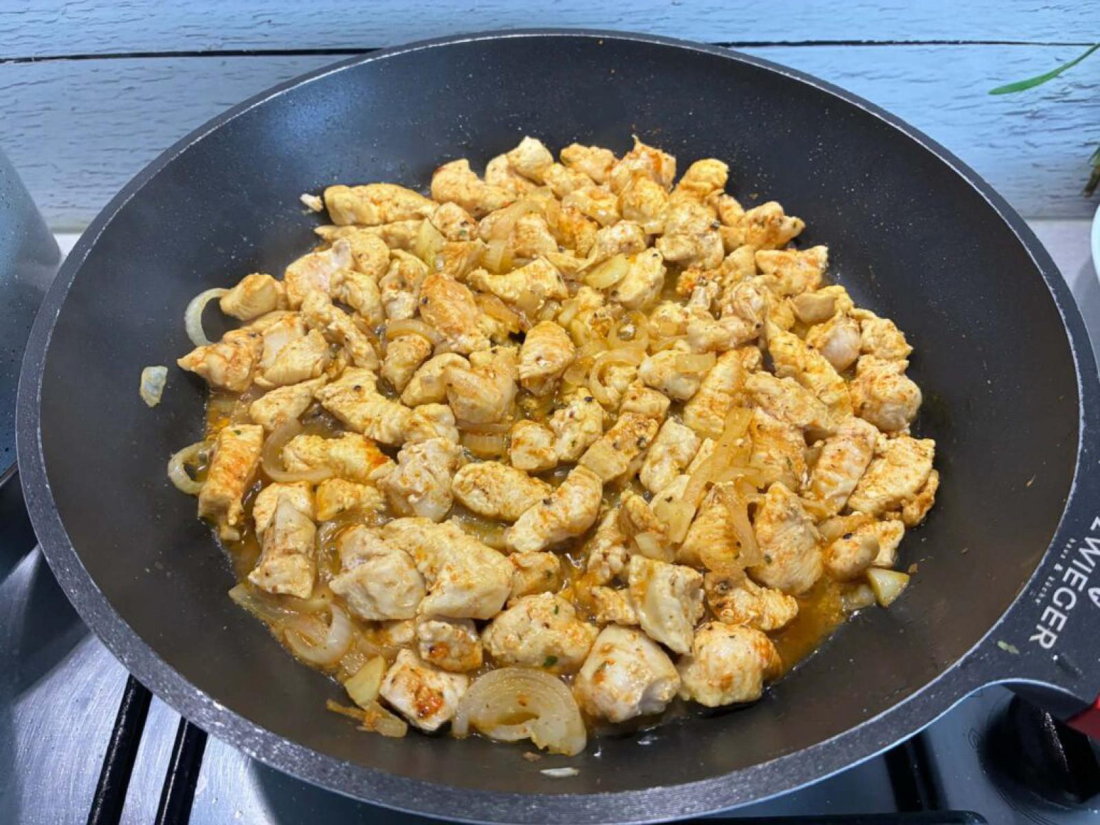 Makaron z kurczakiem, cukinią i sosem śmietanowym