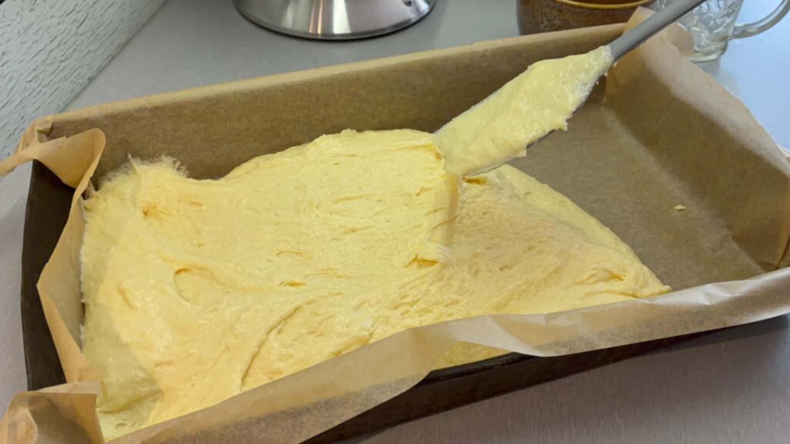 Błyskawiczne ciasto ze śliwkami na zsiadłym mleku z kruszonką