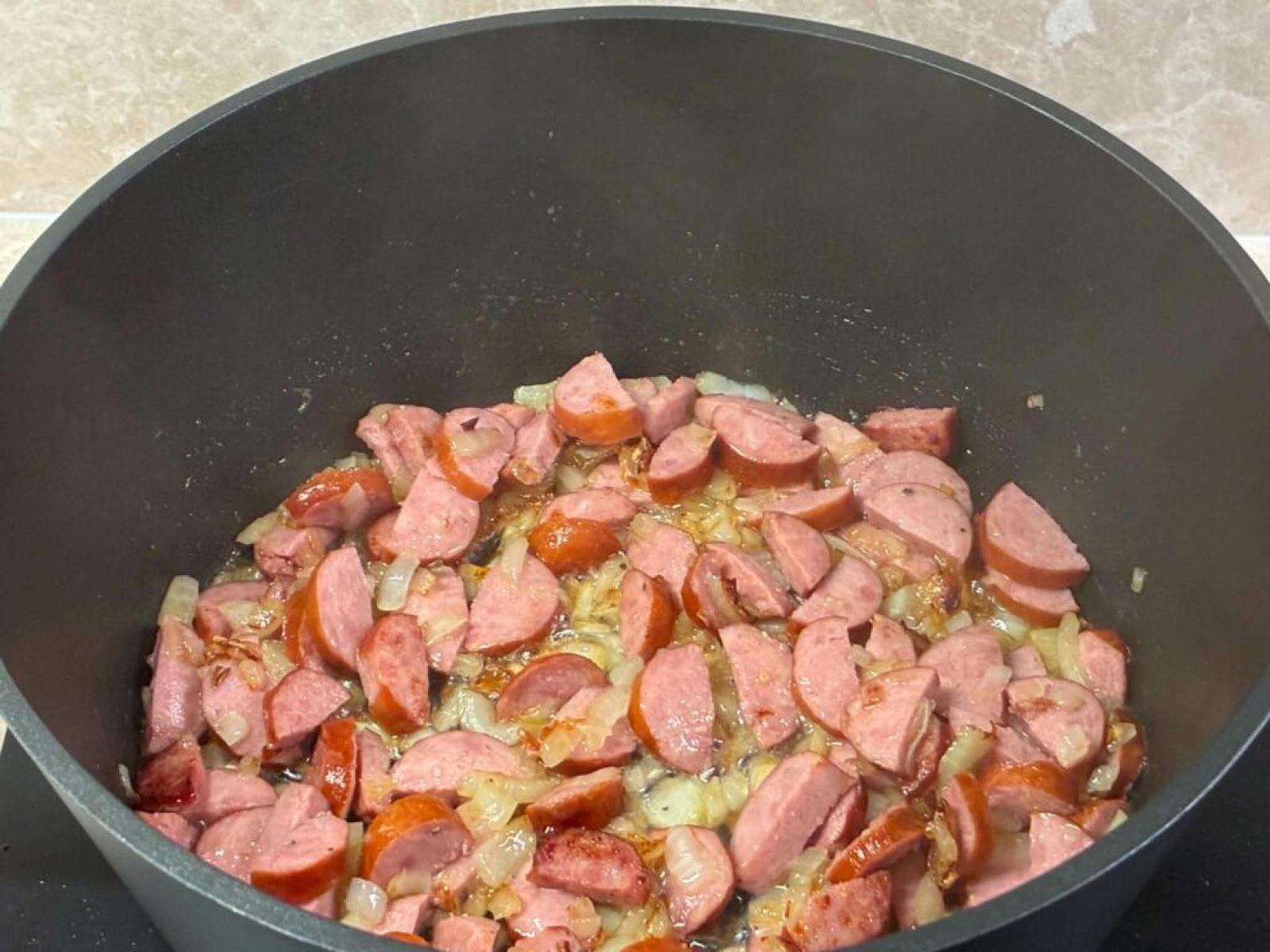 Leczo z kiełbasą, cukinią i papryką