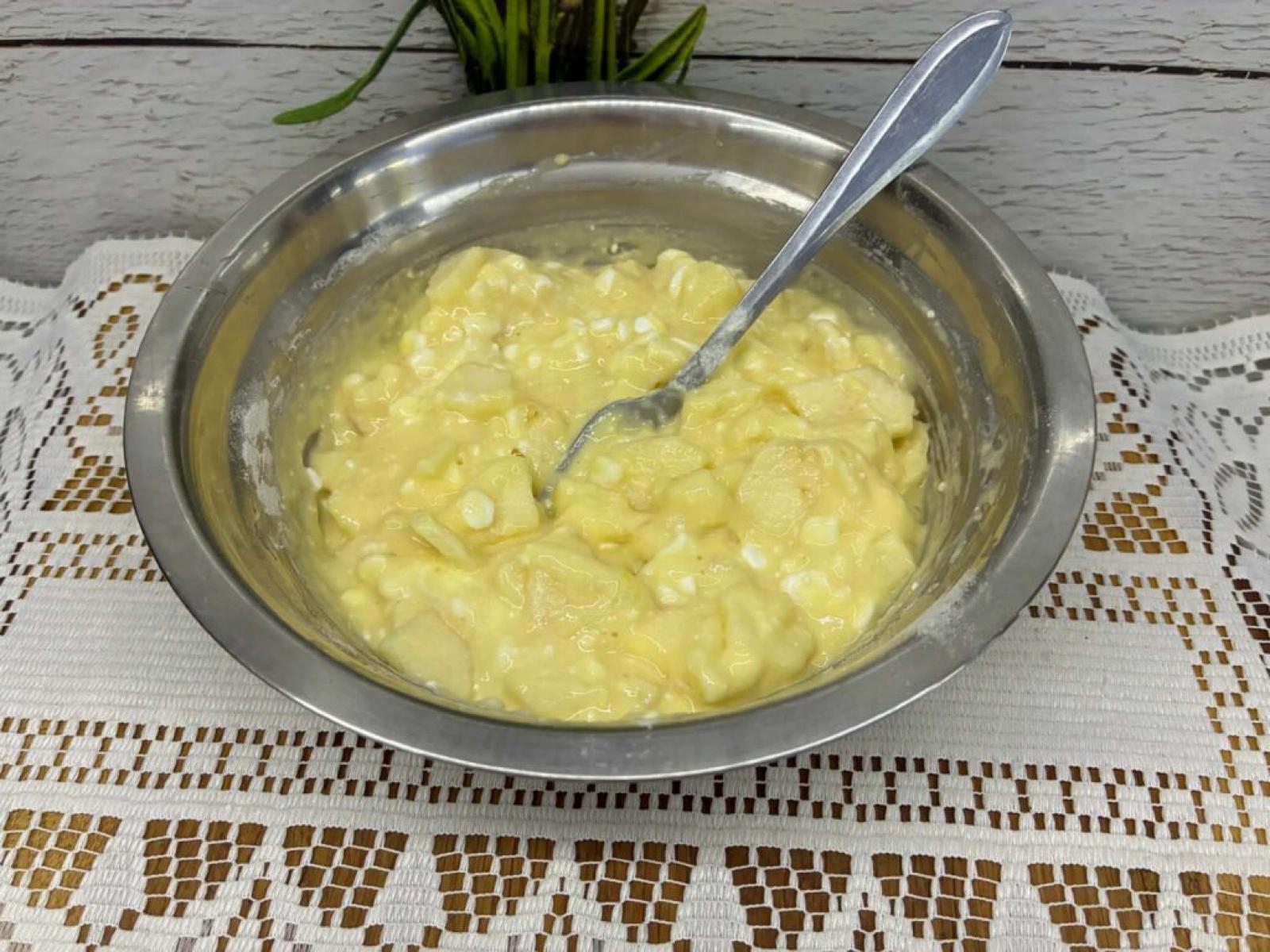 Puszysty omlet z serkiem wiejskim i jabłkiem – prosty przepis na śniadanie