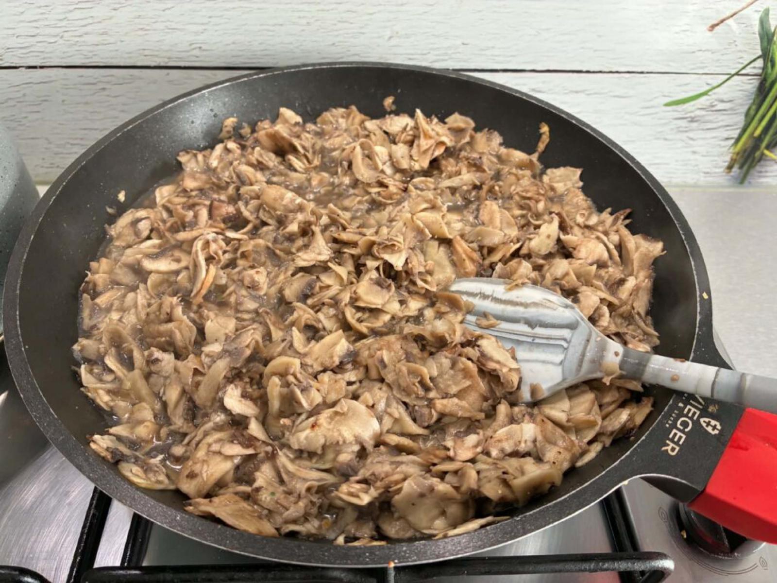 Najlepsze domowe zapiekanki z pieczarkami, cheddarem i mozzarellą
