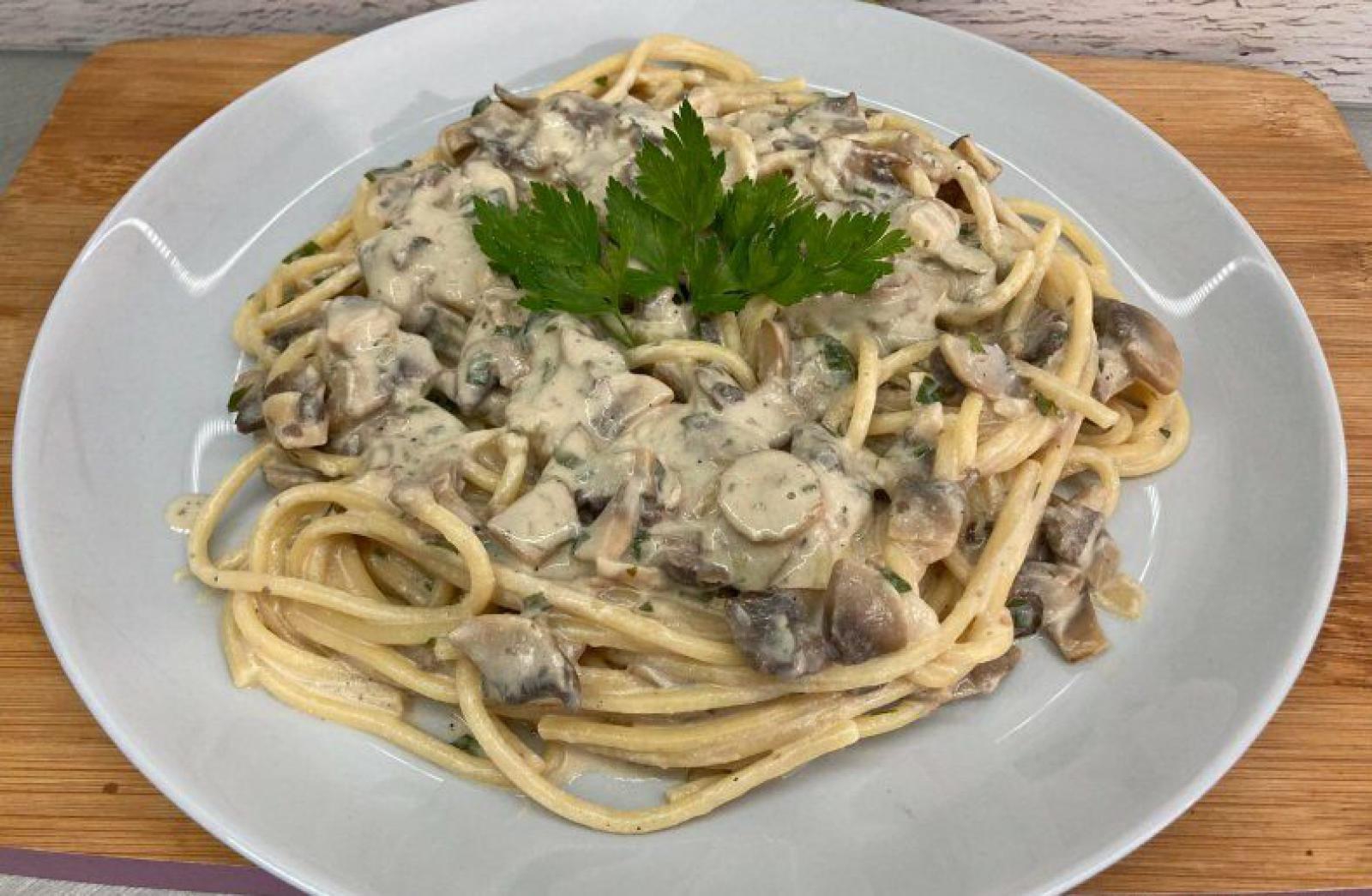 Spaghetti z pieczarkami i fetą