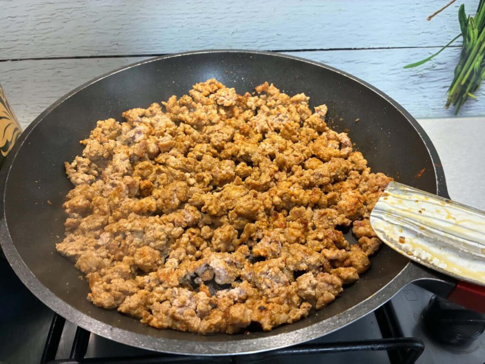 Spaghetti z mięsem mielonym w sosie pomidorowym