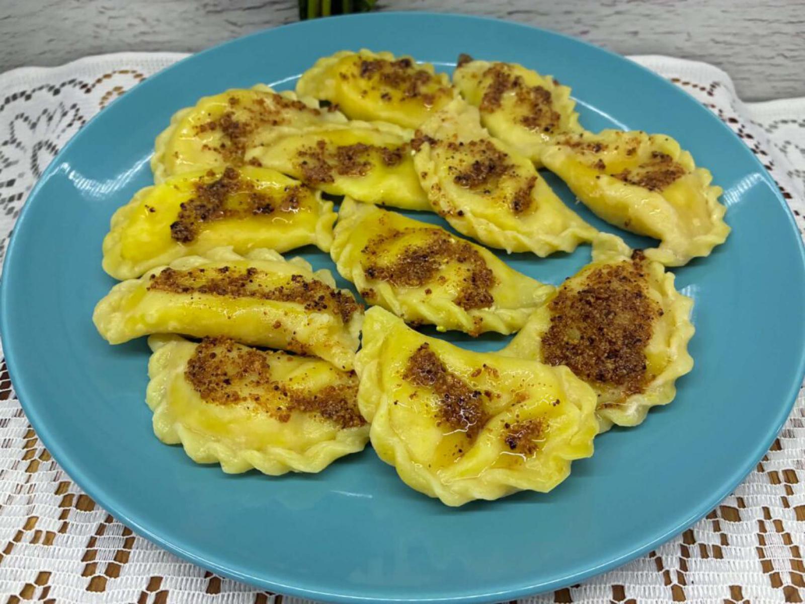 Pierogi z białym serem podane ze smażoną śmietaną