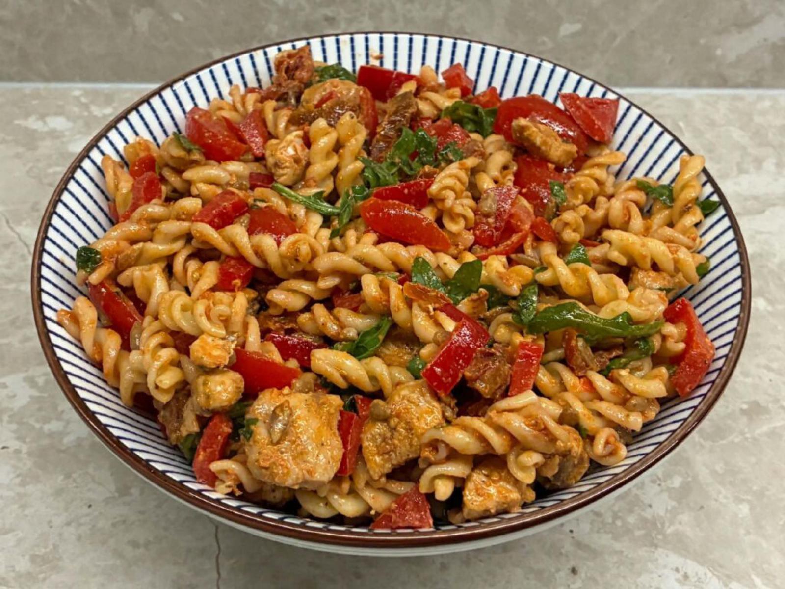 Szybka sałatka z kurczakiem i pesto – idealna na obiad i imprezę